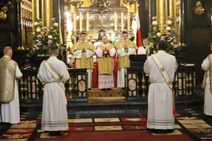 arcybiskup marek jędraszewski i kandydaci do święceń